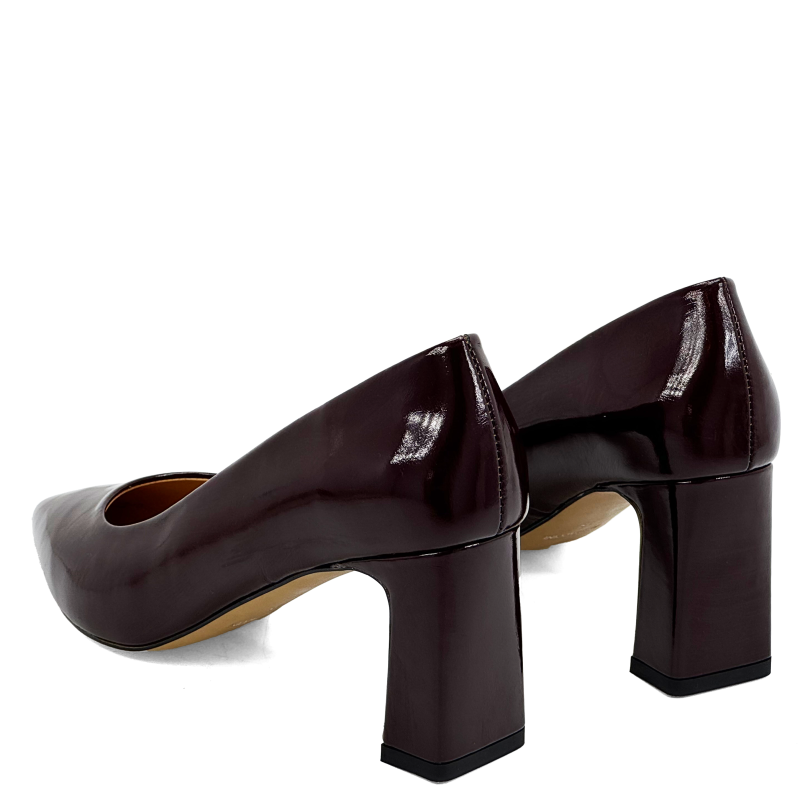 bordowe lakierowane czółenka na słupku (2).png