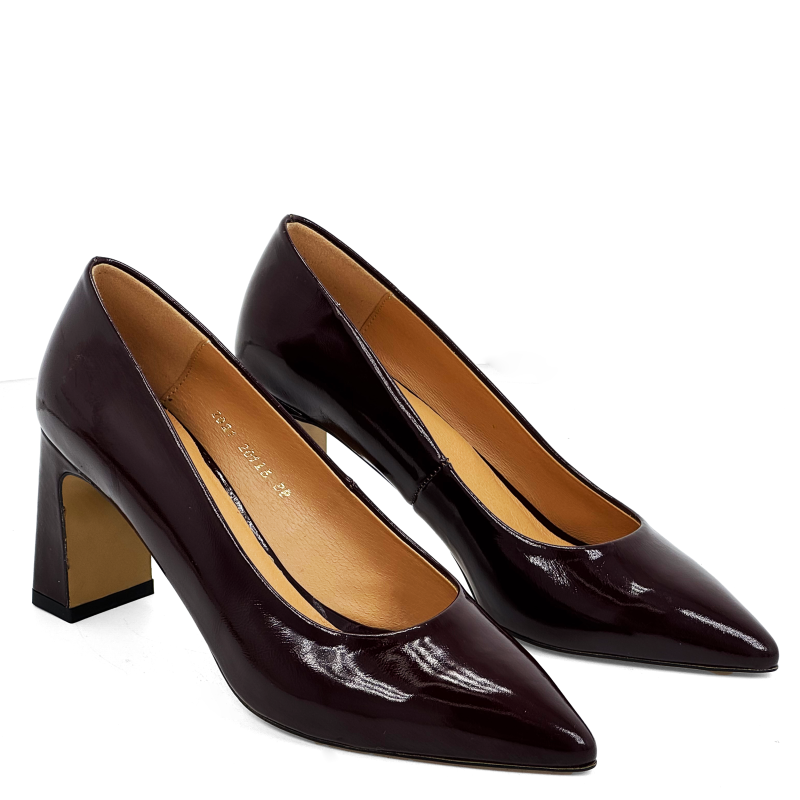 bordowe lakierowane czółenka na słupku (1).png