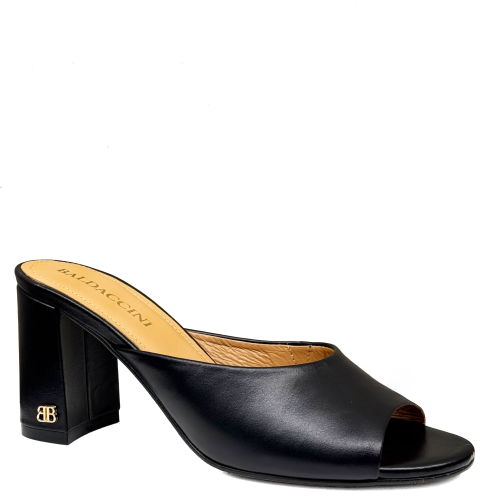 Czarne skórzane klapki na słupku Baldaccini 20740