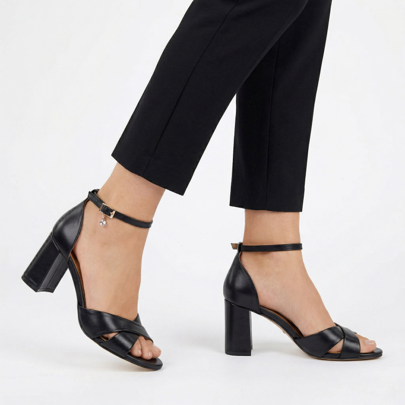 Czarne skórzane sandałki na słupku Baldaccini 1