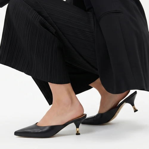 Czarne, eleganckie skórzane klapki na niskim obcasie Baldaccini 5697