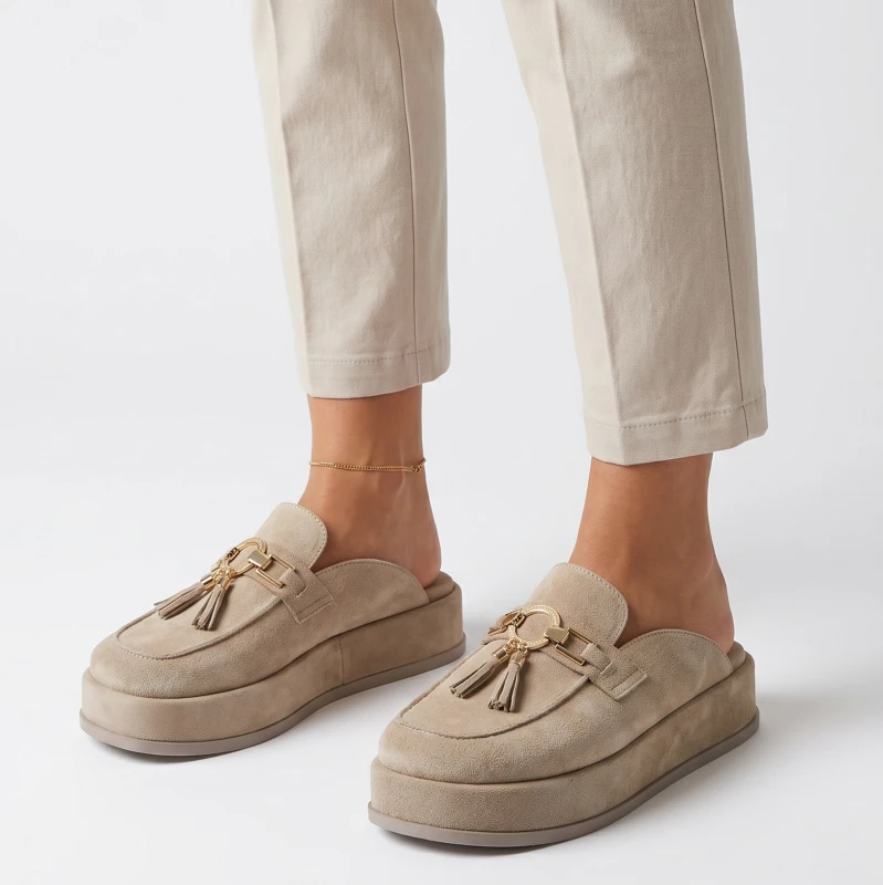 Beżowe zamszowe klapki na platformie Baldaccini1