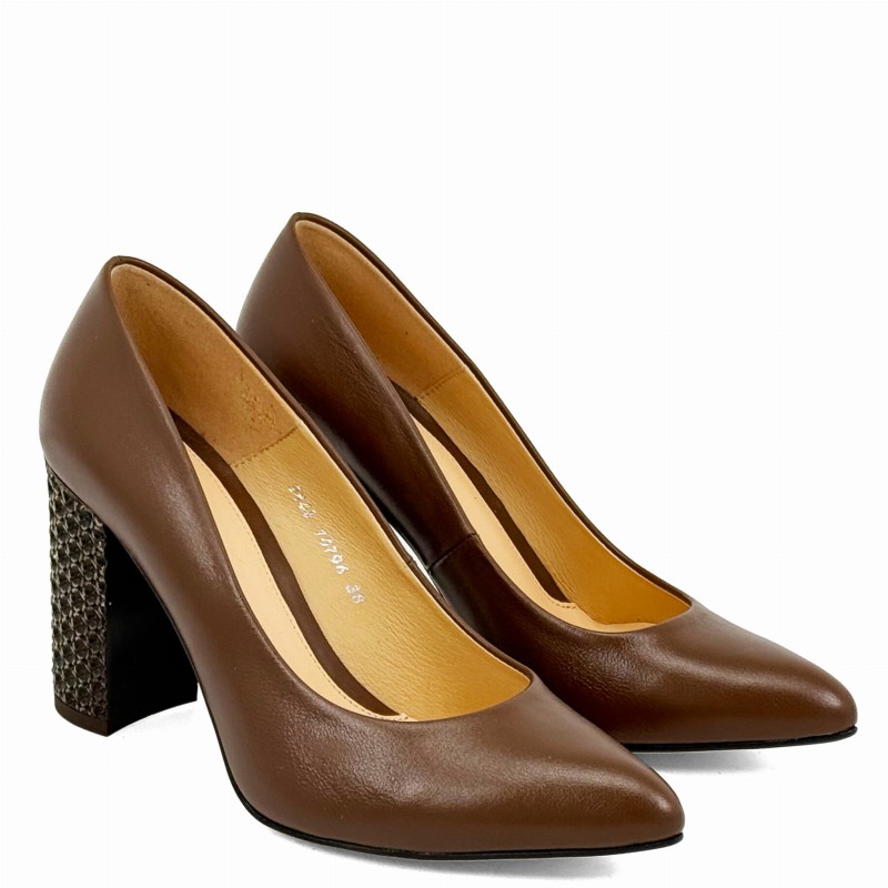 SKÓRZANE BRĄZOWE CZÓŁENKA NA SŁUPKU (2).jpg