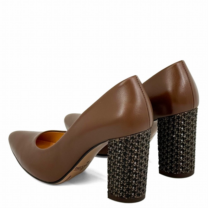 SKÓRZANE BRĄZOWE CZÓŁENKA NA SŁUPKU (3).jpg